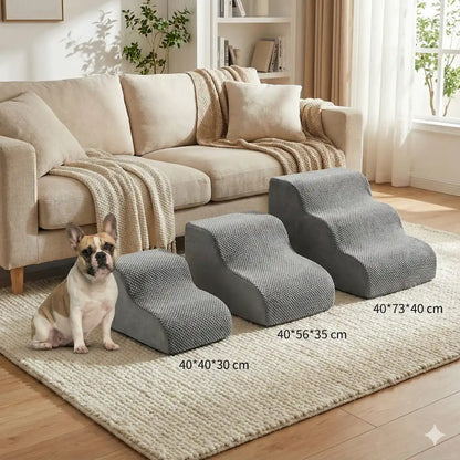 Comparatif des 3 tailles d'escalier pour chien gris alignées dans un salon avec un bouledogue. Dimensions affichées de gauche à droite : Petit (40x40x30cm), Moyen (40x56x35cm) et Grand (40x73x40cm).