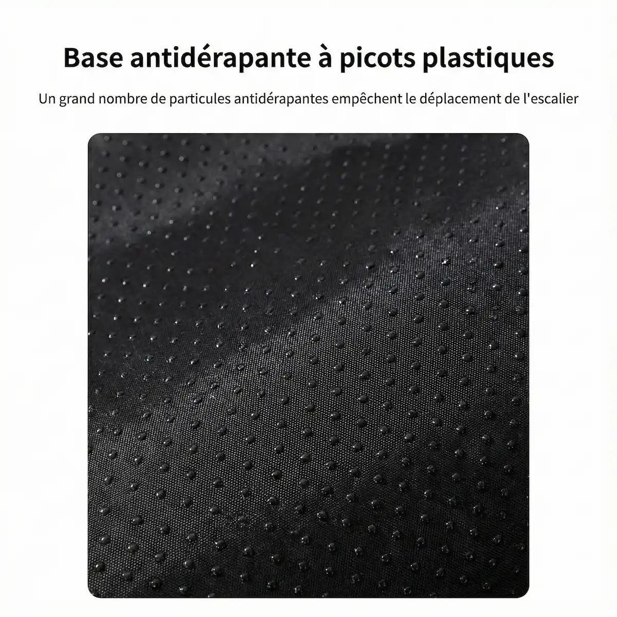 Gros plan sur le tissu noir de la base antidérapante avec picots plastiques qui empêche l'escalier de glisser au sol.