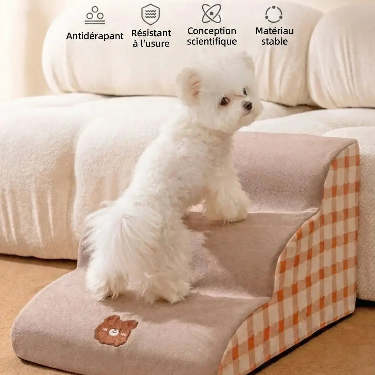 Petit chien blanc utilisant la rampe escalier beige et orange. Infographie affichant les points forts du produit : antidérapant, résistant à l'usure, conception scientifique et matériau stable épaissi.