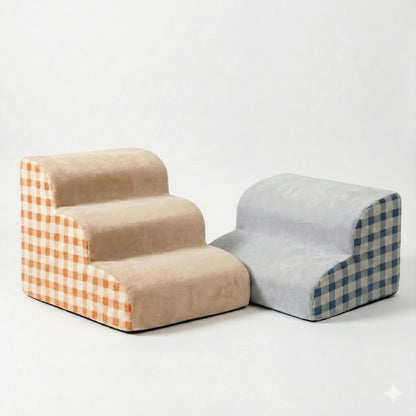 Deux escaliers pour chien posés côte à côte pour comparer les tailles : à gauche le modèle 3 marches (beige et orange), et à droite le modèle 2 marches (gris et bleu).