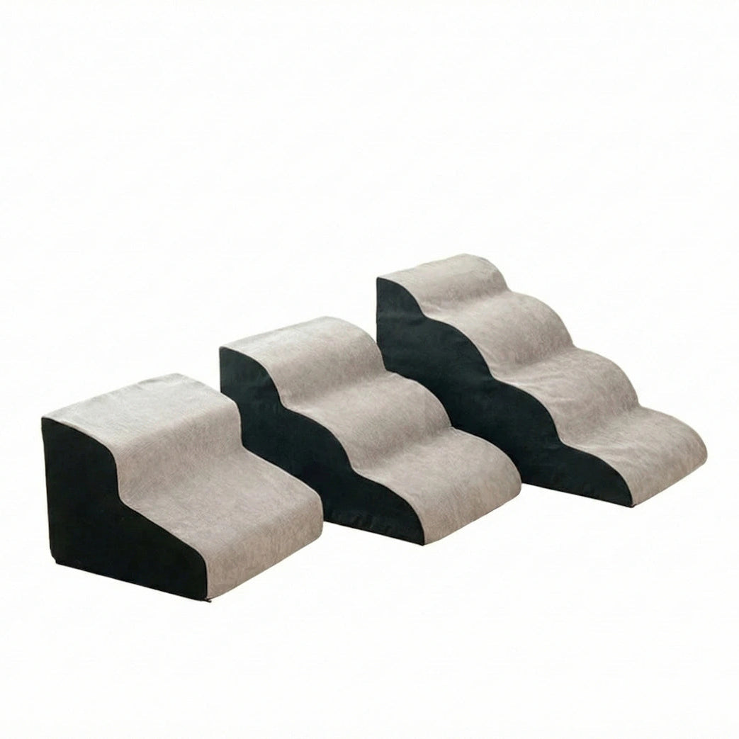 Présentation de la gamme d'escaliers pour chiens Patte Douce : modèles disponibles en 2 marches, 3 marches et 4 marches pour s'adapter à toutes les hauteurs de lits et canapés.