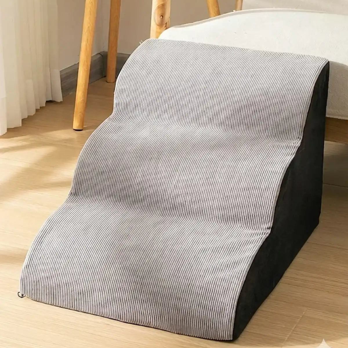 Escalier chien avec tissu en velours côtelé antidérapant : surface confortable et résistante qui empêche l'animal de glisser. Sécurité Patte Douce.