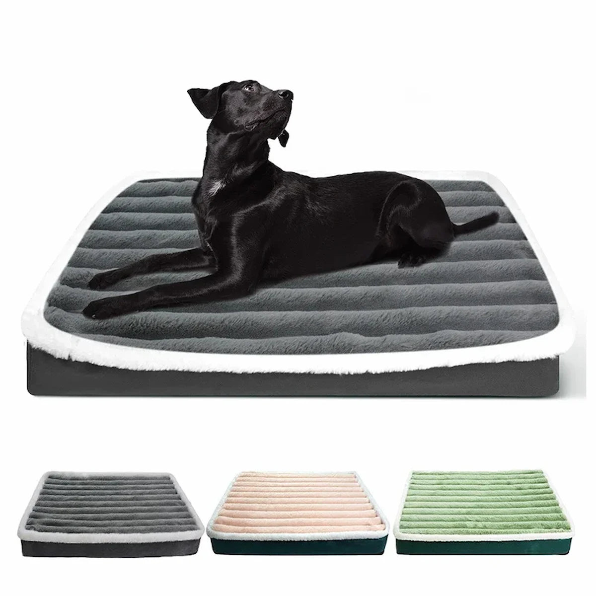 Lit pour chien présenté en gris foncé avec un chien noir, accompagné des trois variantes de couleur disponibles : gris foncé, rose pâle et vert clair.
