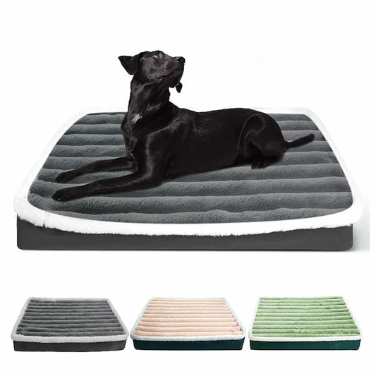 Lit pour chien présenté en gris foncé avec un chien noir, accompagné des trois variantes de couleur disponibles : gris foncé, rose pâle et vert clair.