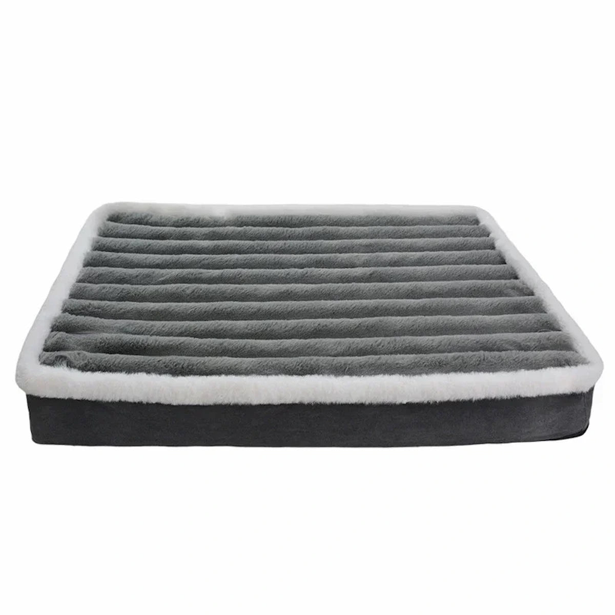 Lit pour chien gris rectangulaire avec surface de couchage en peluche côtelée, contour blanc et base gris foncé.