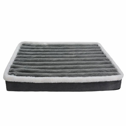 Lit pour chien gris rectangulaire avec surface de couchage en peluche côtelée, contour blanc et base gris foncé.