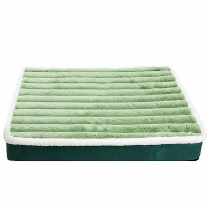 Lit pour chien rectangulaire vert avec surface de couchage en peluche côtelée douce, contour blanc et base vert foncé.