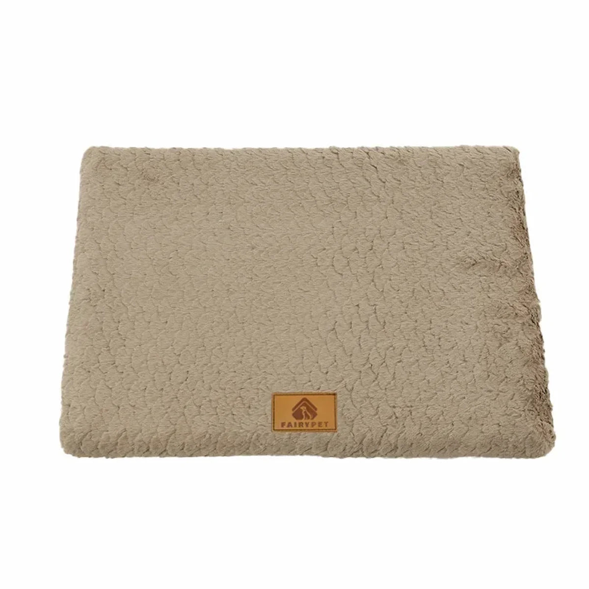 Tapis pour chien rectangulaire de couleur beige marron, en peluche douce avec des motifs texturés, sur fond blanc.