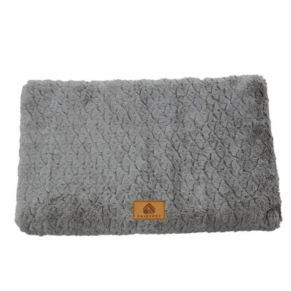 Tapis pour chien rectangulaire gris anthracite, en matière peluche douce et texturée, sur fond blanc.