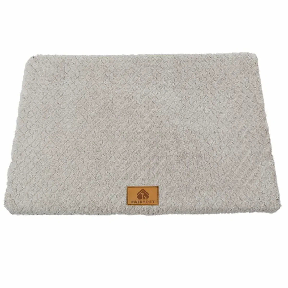Tapis pour chien gris clair rectangulaire en peluche douce à motifs texturés sur fond blanc.