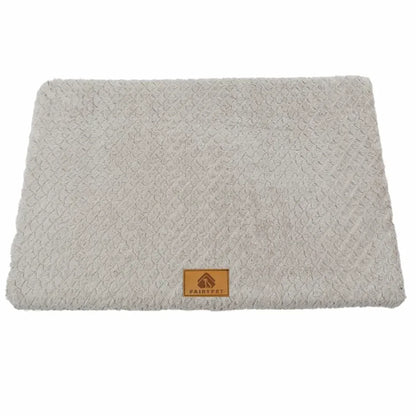 Tapis pour chien gris clair rectangulaire en peluche douce à motifs texturés sur fond blanc.