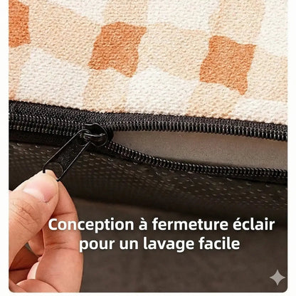 Gros plan sur une main montrant la fermeture éclair noire au bas de l'escalier à carreaux orange, illustrant la housse amovible pour un lavage facile.